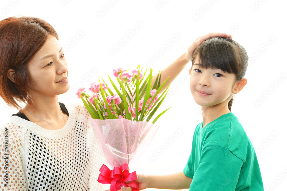 花束を持ち微笑む親子 花束を持ち微笑む親子