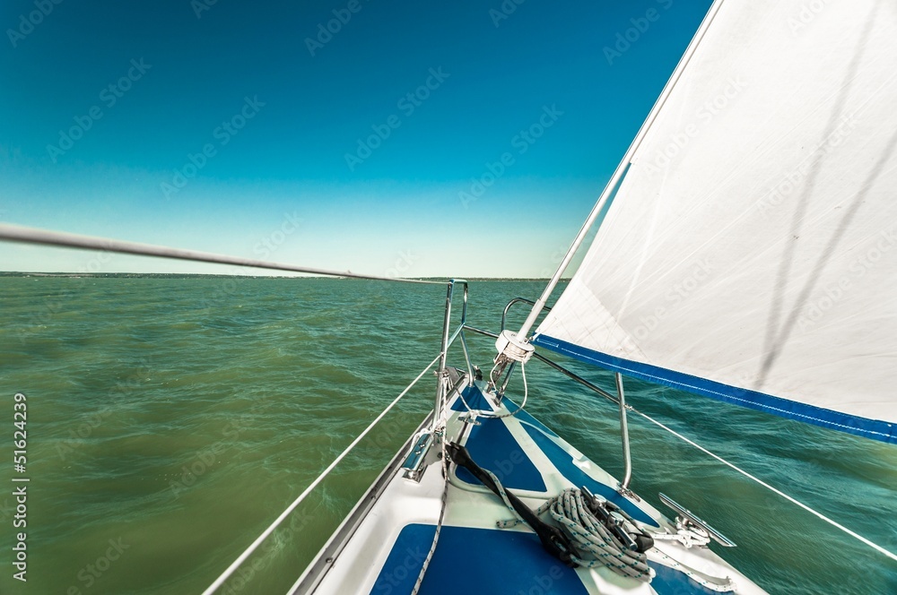 Obraz premium Sailing boat on the water