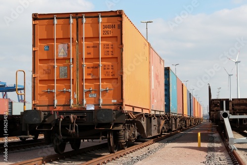 Container auf Bahnwaggons