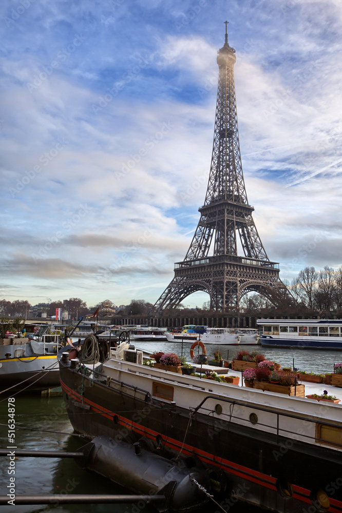 Fototapeta premium Eiffel Tower with River Boat