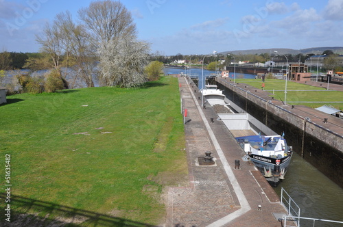 Péniche dans une écluse à Amfreville-sous-les-Monts (Eure) photo