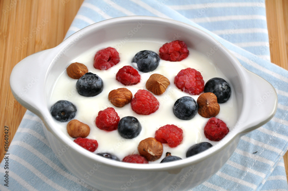Joghurt mit gemischten Beeren und Nüssen Joghurt mit gemischten Beeren und Nüssen