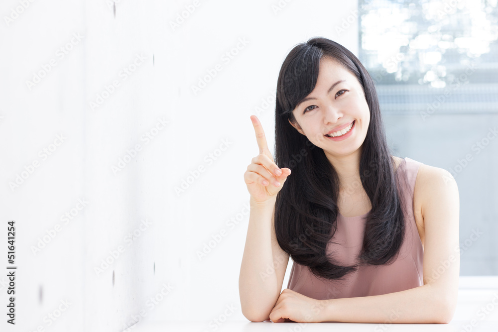 指差す女性 指差す女性