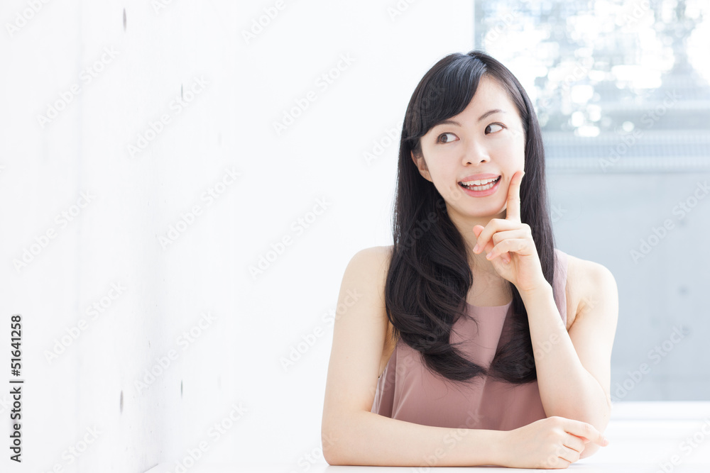 考え事をする女性