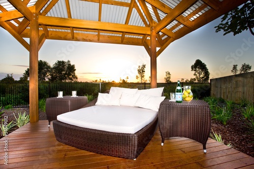 Cuadro en lienzo Garden gazebo with romantic bed