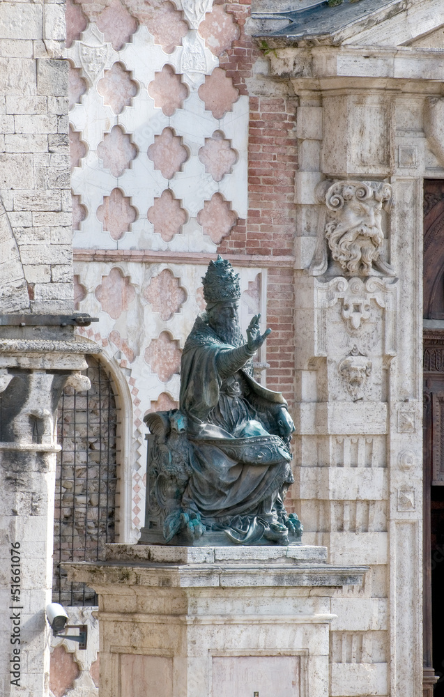 Perugia, statua di Papa Giulio III