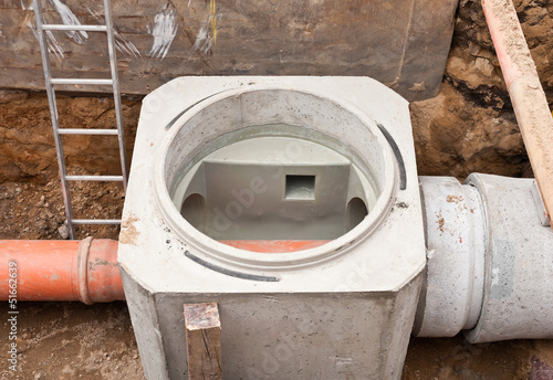 Montagearbeiten für einen neuen Kanalschacht