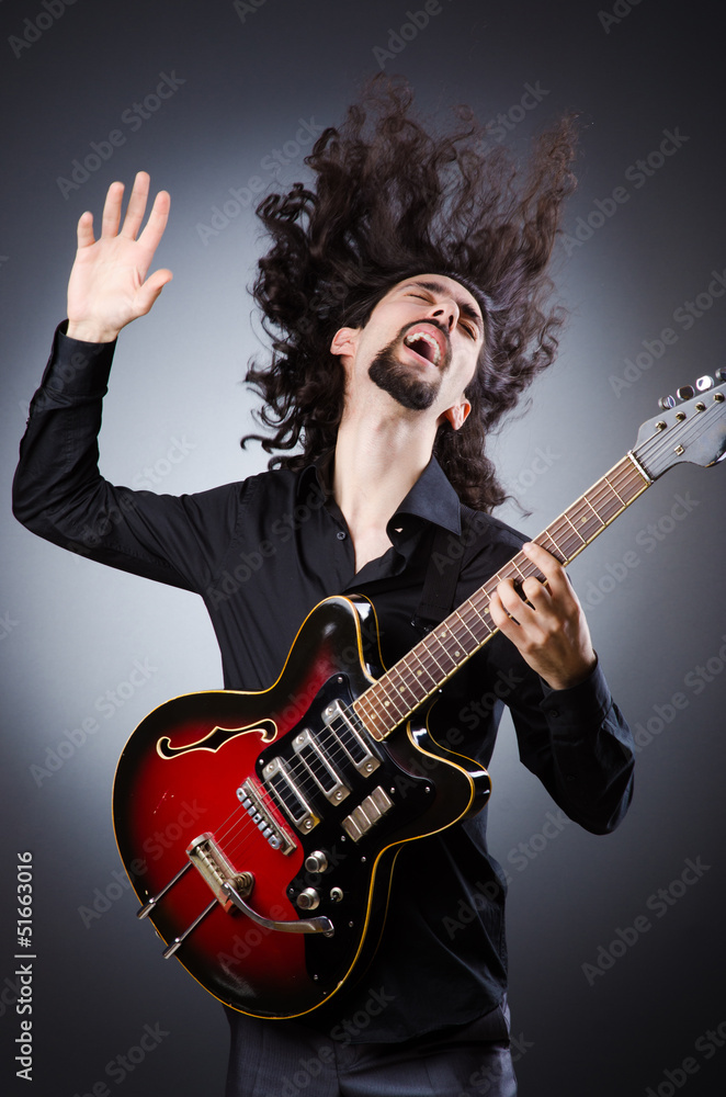 Obraz premium Man playing guitar during concert