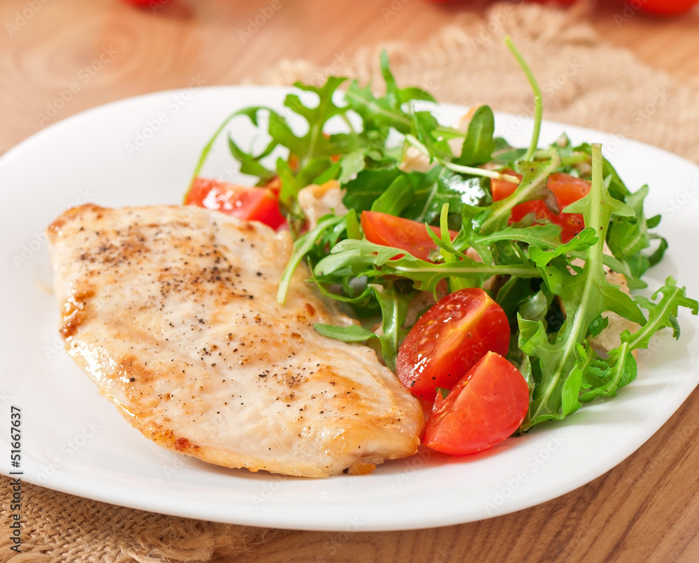 grilled fillet of chicken and a salad of arugula and tomato
