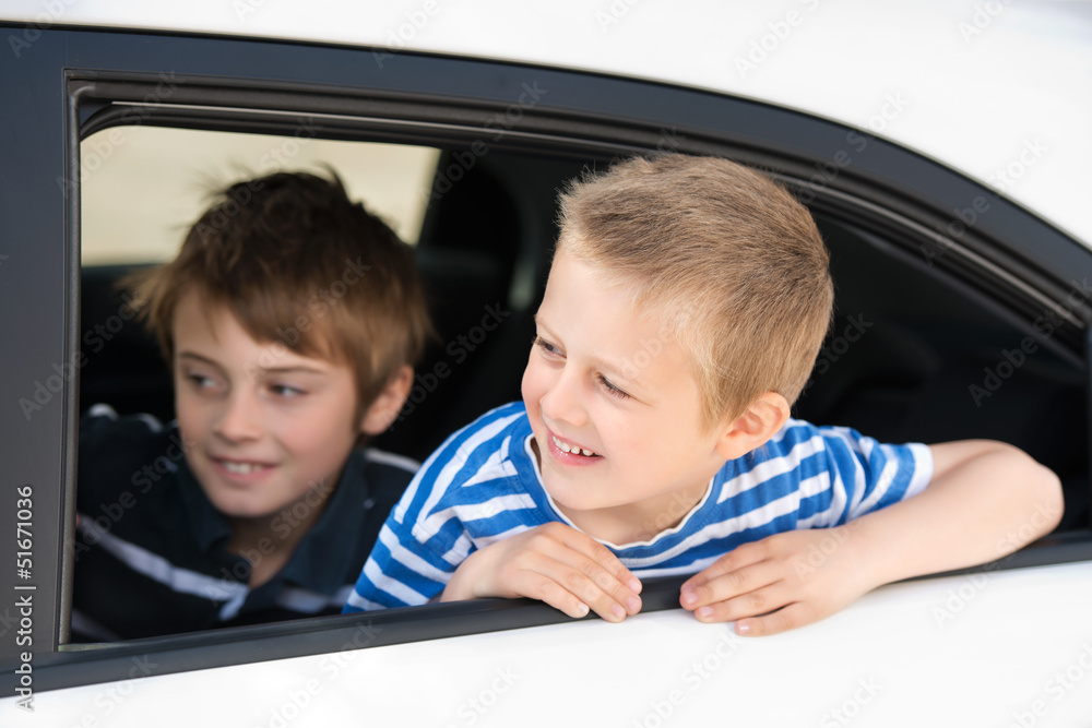 zwei jungs schauen aus dem autofenster zwei jungs schauen aus dem autofenster