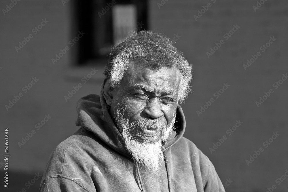 Naklejka premium Starszy bezdomny Afroamerykanin