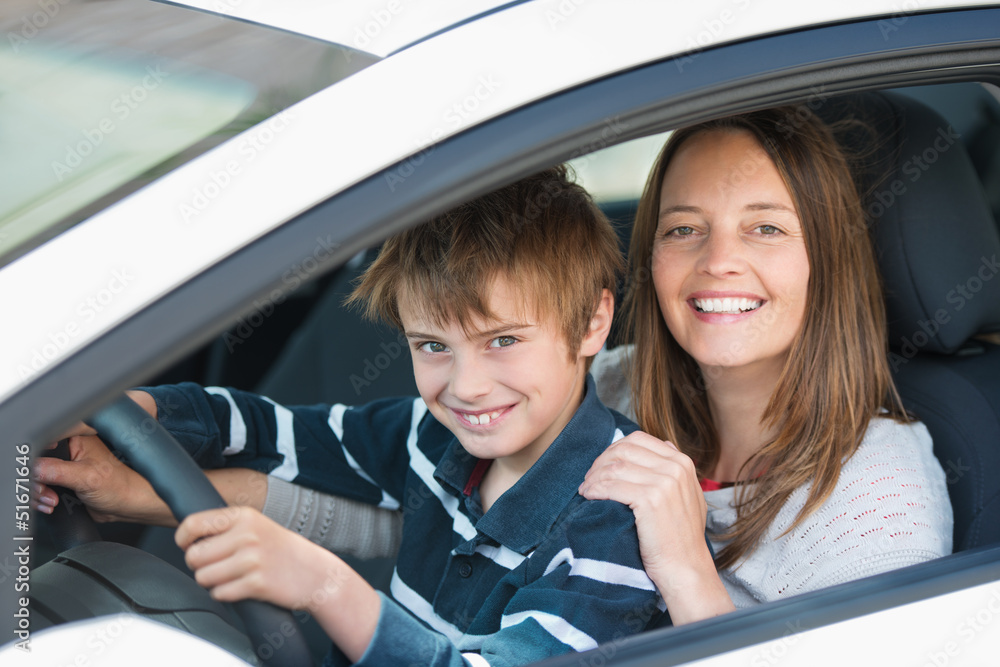 kleiner junge möchte auto fahren kleiner junge möchte auto fahren