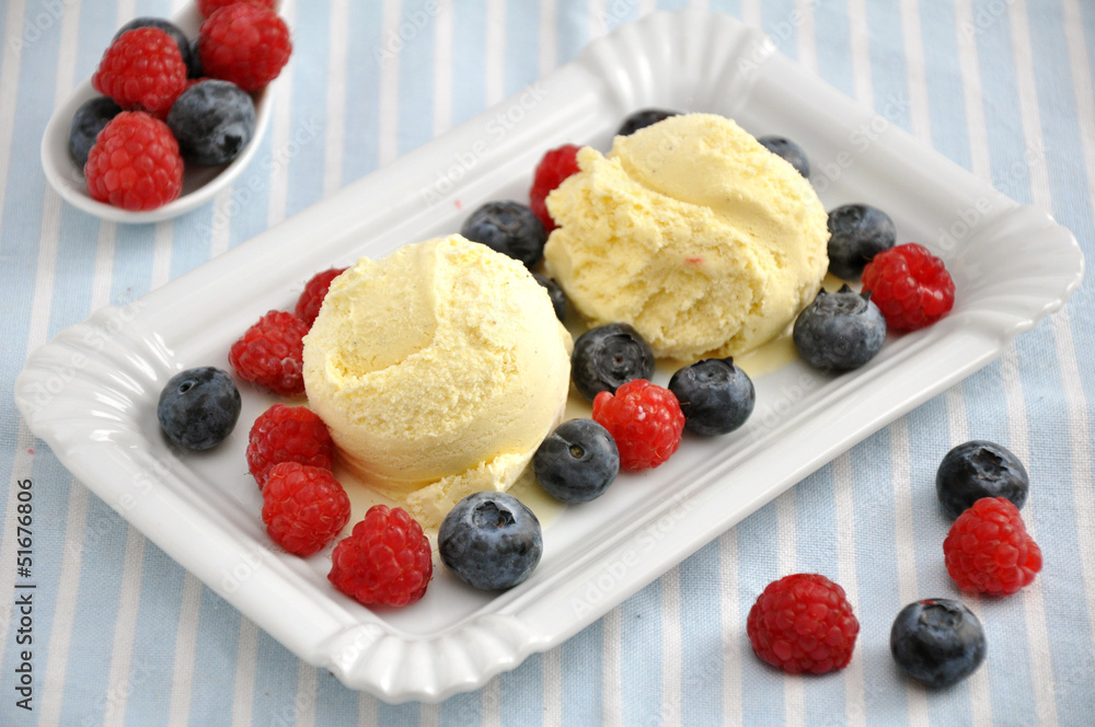Vanilleeiscreme mit Heidelbeeren und Himbeeren Vanilleeiscreme mit Heidelbeeren und Himbeeren