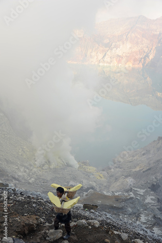 Cratere del vulcano Ijen sull'isola di Java in Indonesia photo