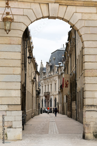 Vieille rue par une arcade