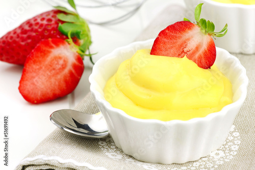 Fotografia Delicious vanilla cream dessert with fresh strawberries