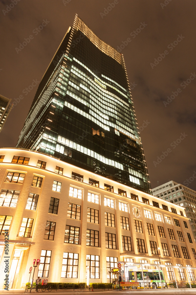 Fototapeta premium 丸の内の夜景とJPタワー