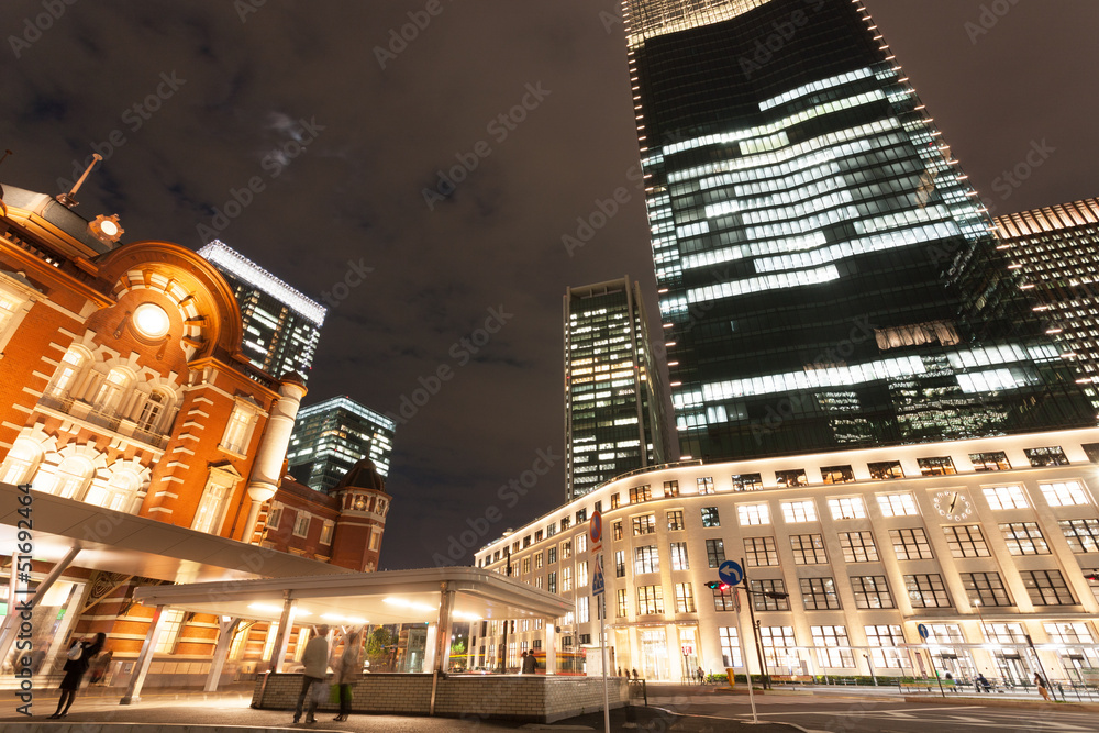 Fototapeta premium 丸の内の夜景とJPタワー