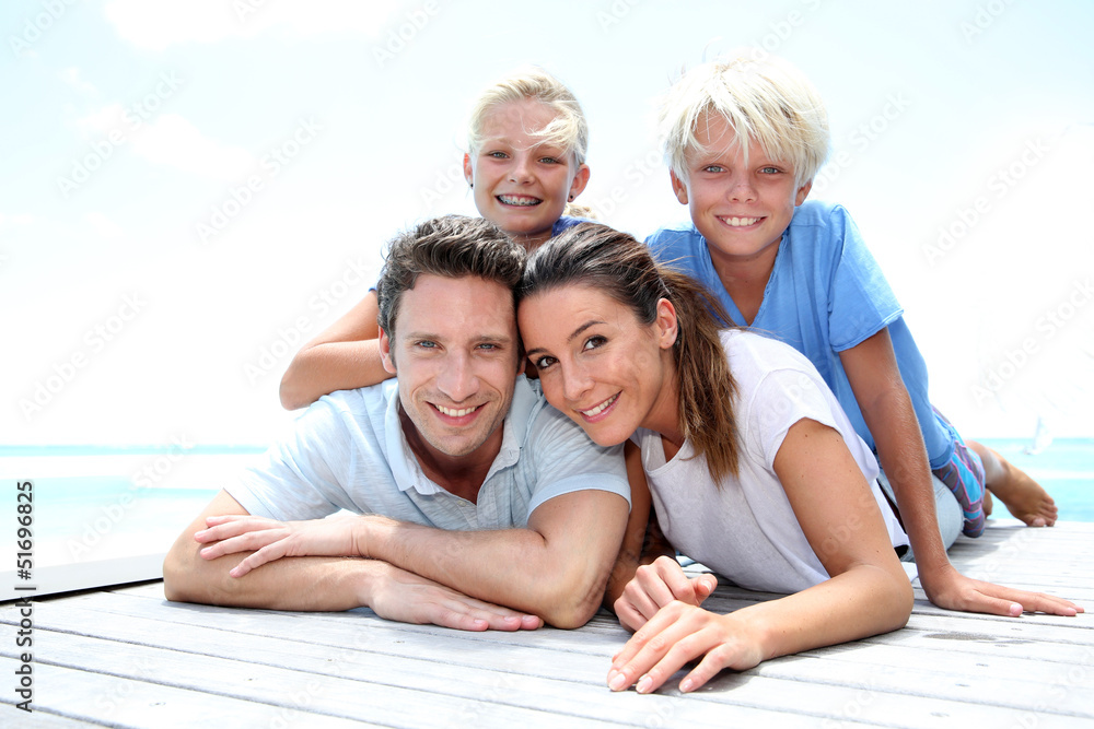 © goodluz - Portrait of cheerful family on vacation in Caribe