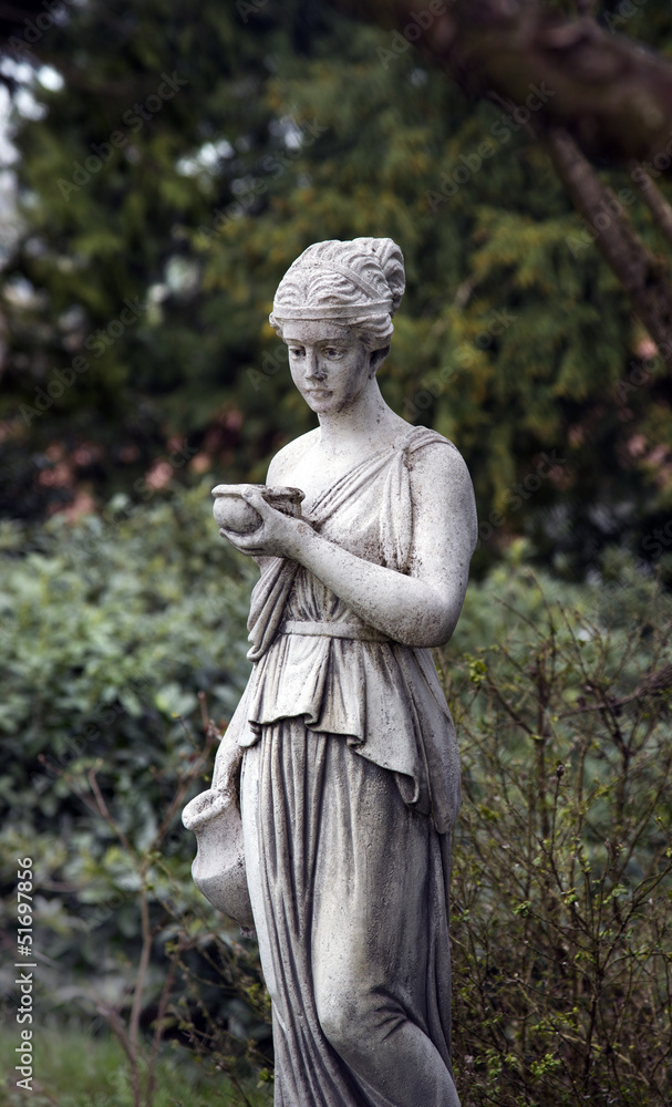 Griechische Statue im Garten Stock-Foto | Adobe Stock