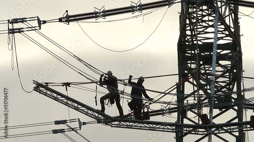 Arbeiter auf Hochspannungsmast