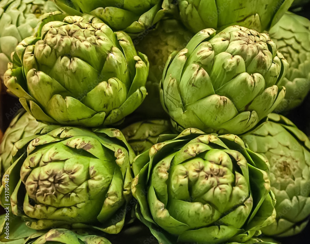 Obraz premium Pile of Artichoke on display at a farmers market