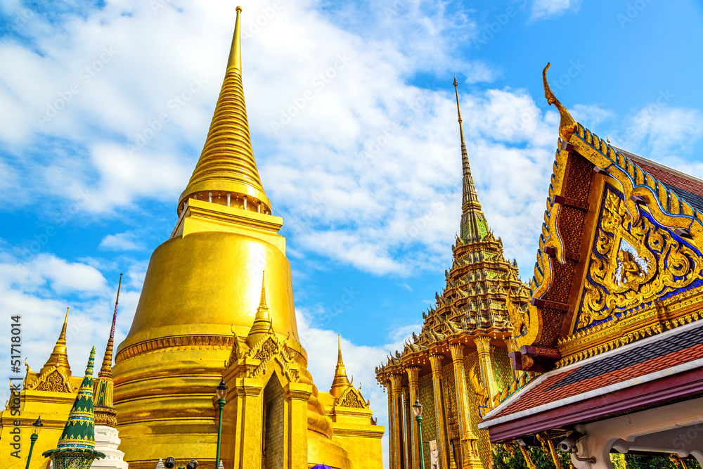 Fototapeta premium Golden stupa in Wat Phra Kaew temple, Bangkok, Thailand.
