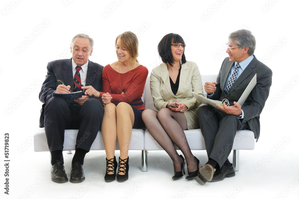 Geschäftsleute auf dem Sofa sitzend Geschäftsleute auf dem Sofa sitzend