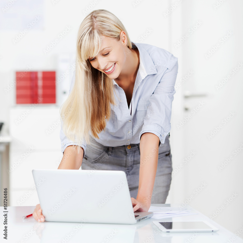 moderne geschäftsfrau arbeitet am laptop moderne geschäftsfrau arbeitet am laptop