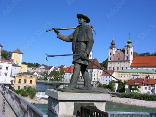 Stadtansicht von Steyr in Oberösterreich mit dem Flößerdenkmal