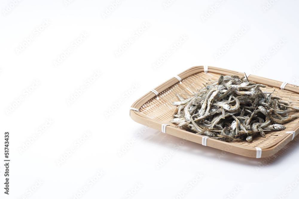 笊にはいった小魚の乾物 笊にはいった小魚の乾物