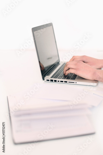 Laptop und Papier