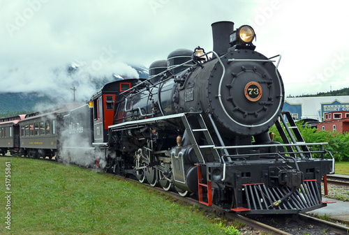 Locomotora de vapor llegando a la estación