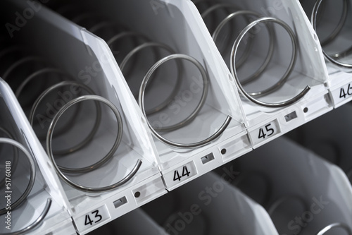 Foto Empty shelf of vending machine