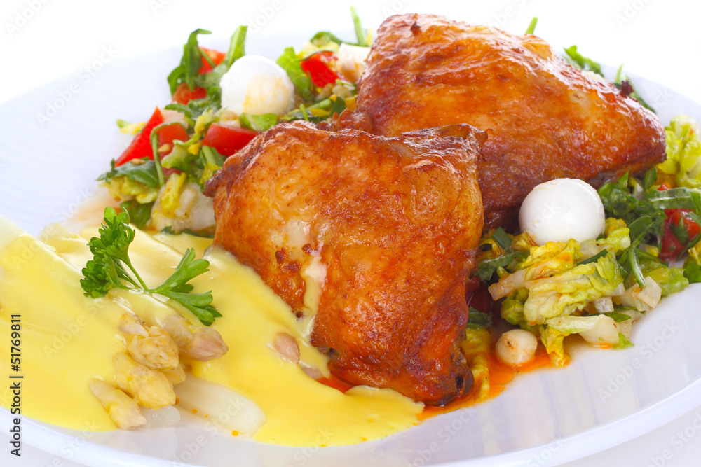 Hähnchenschenkel auf Salat und Spargelgemüse Hähnchenschenkel auf Salat und Spargelgemüse