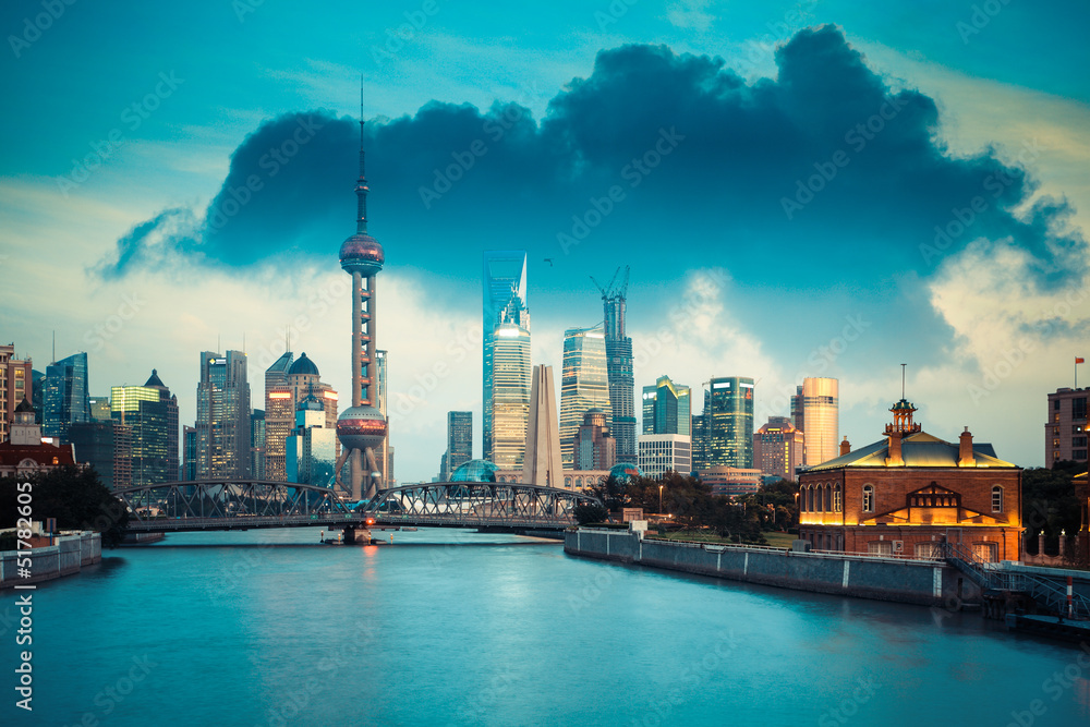 Naklejka premium beautiful shanghai in dusk