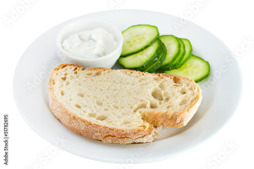 bread with cucumber and sauce