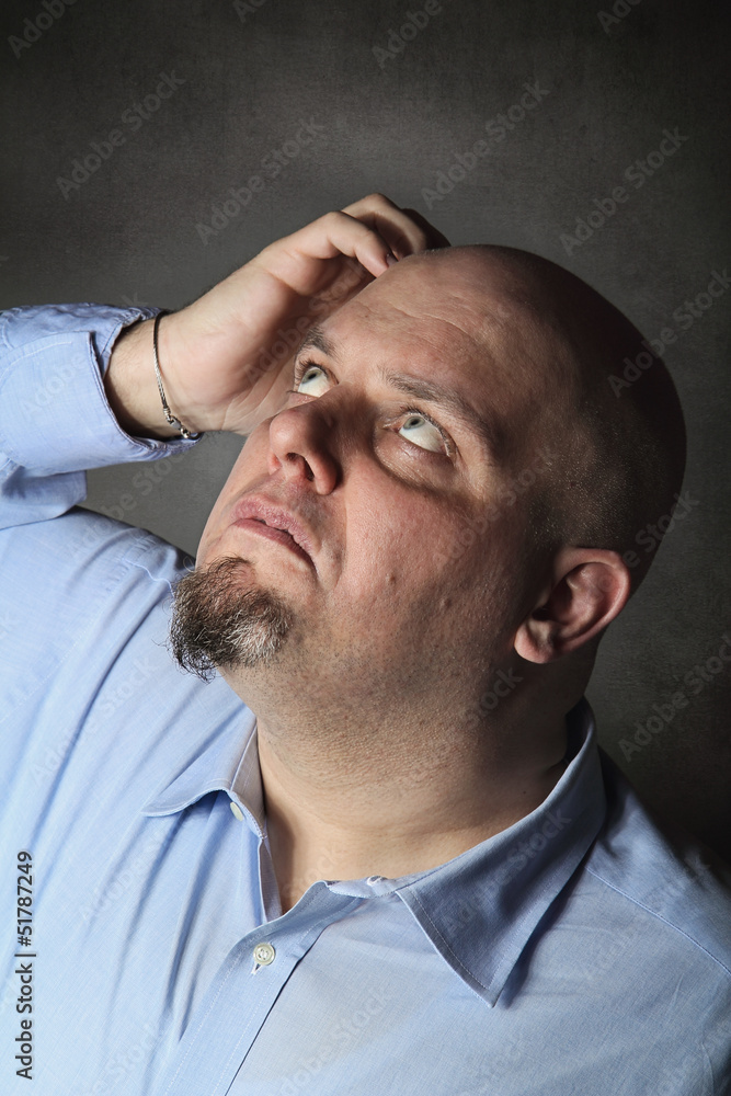 Obraz premium Man with thinking expression and pose