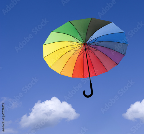 Regenschirm in Regenbogenfarben