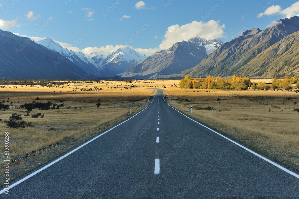 Naklejka premium Straight empty highway leading into Aoraki-Mount Cook