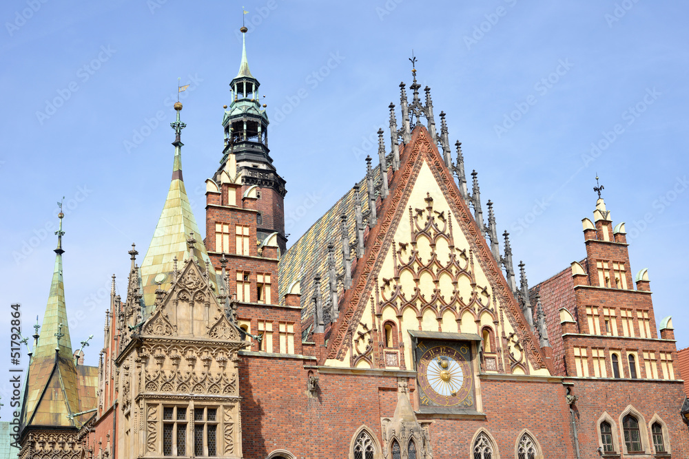 Obraz premium Dächer und Fassade Rathaus Wroclaw