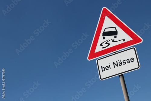 Deutsches Verkehrszeichen: Schleudergefahr bei Nässe