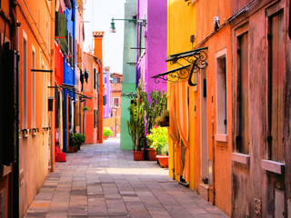 Foto auf Leinwand Küche Bunte Straße in Burano, in der Nähe von Venedig, Italien  © Jenifoto