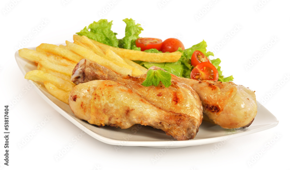 Pollo con patatas y ensalada. Pollo con patatas y ensalada.