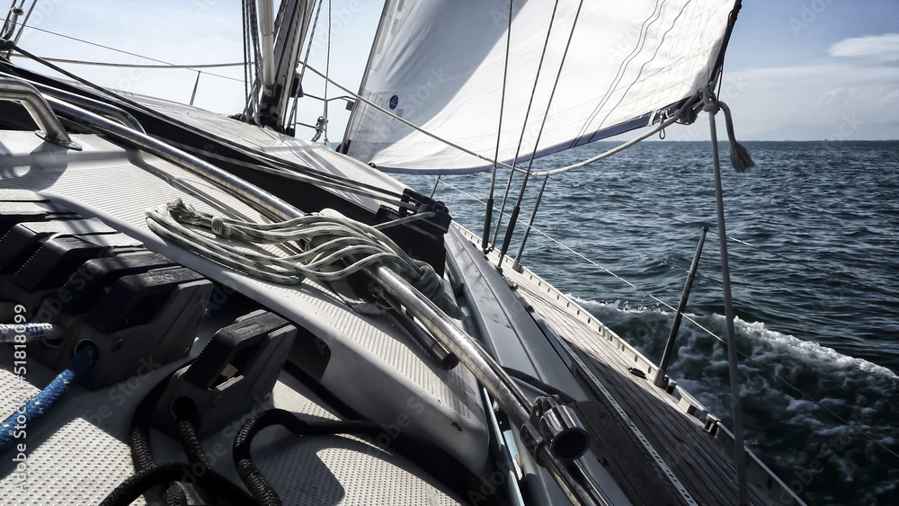 Obraz premium Sailing upwind