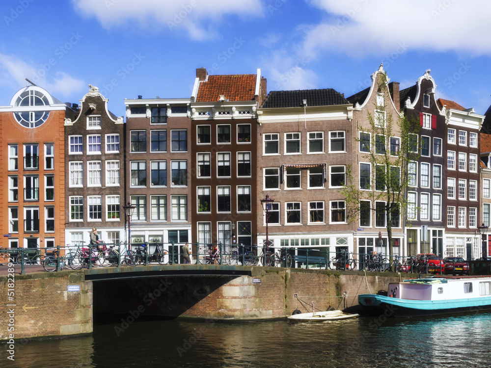 Naklejka premium Le caratteristiche case di Amsterdam lungo i canali