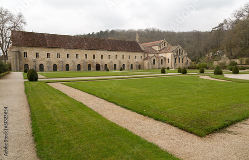 Eglise et jardin de l'abbaye de Fontenay