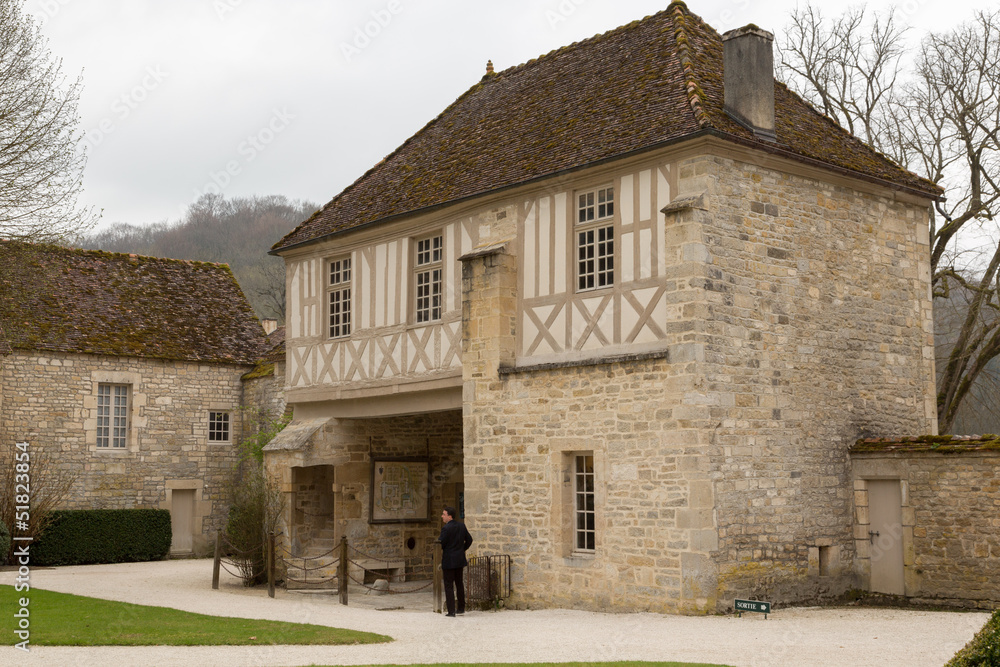 Abbaye de Fontenay - bâtiment en pierre Abbaye de Fontenay - bâtiment en pierre