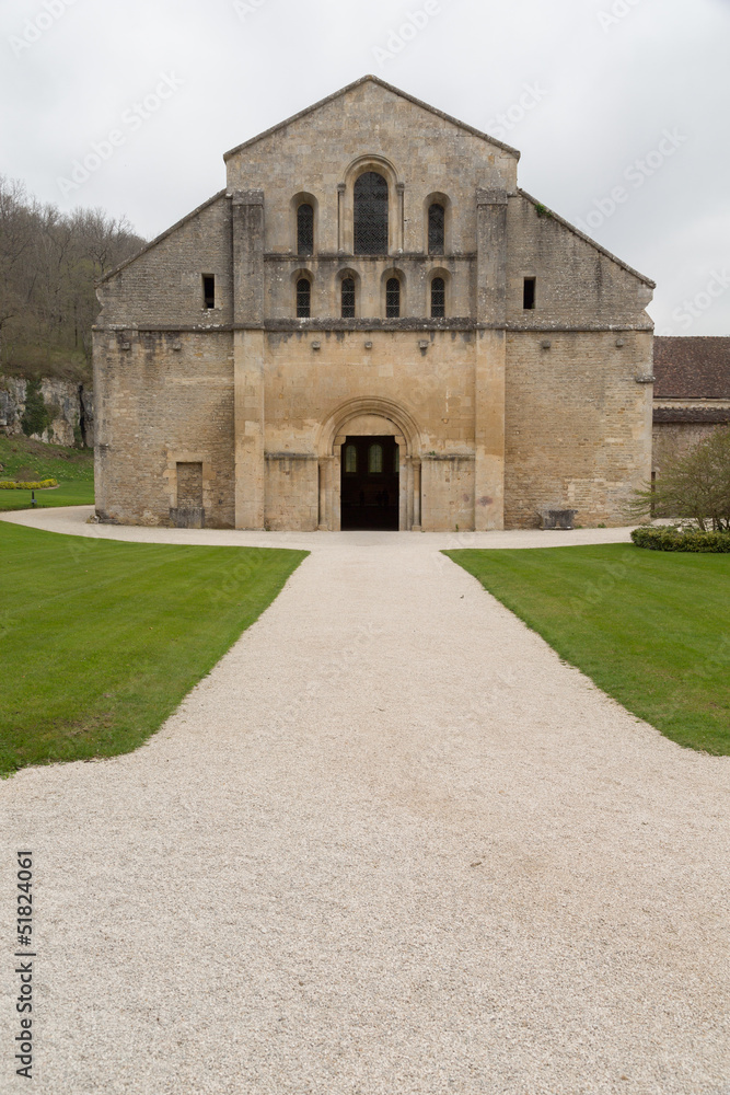 Eglise de l'abbaye de Fontenay - allée