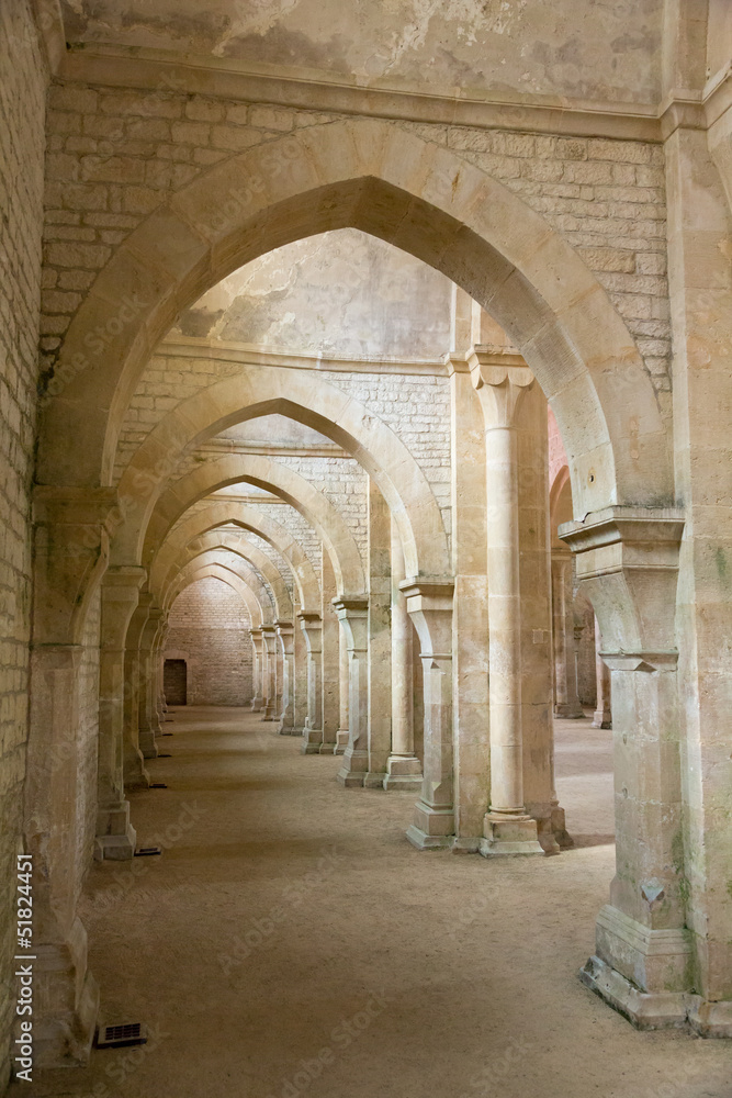 Arches et voûte de l'abbaye de Fontenay